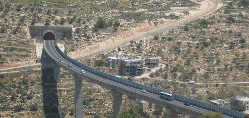 A bridge connecting Israel with Judea and Samaria. Photo: Wikimedia Commons.